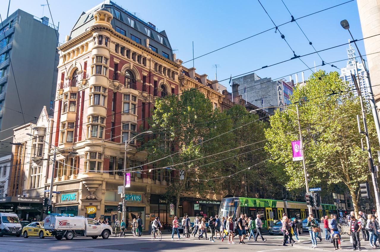 Collins street ( Phố Collins) – Bạn chỉ cần đi thôi