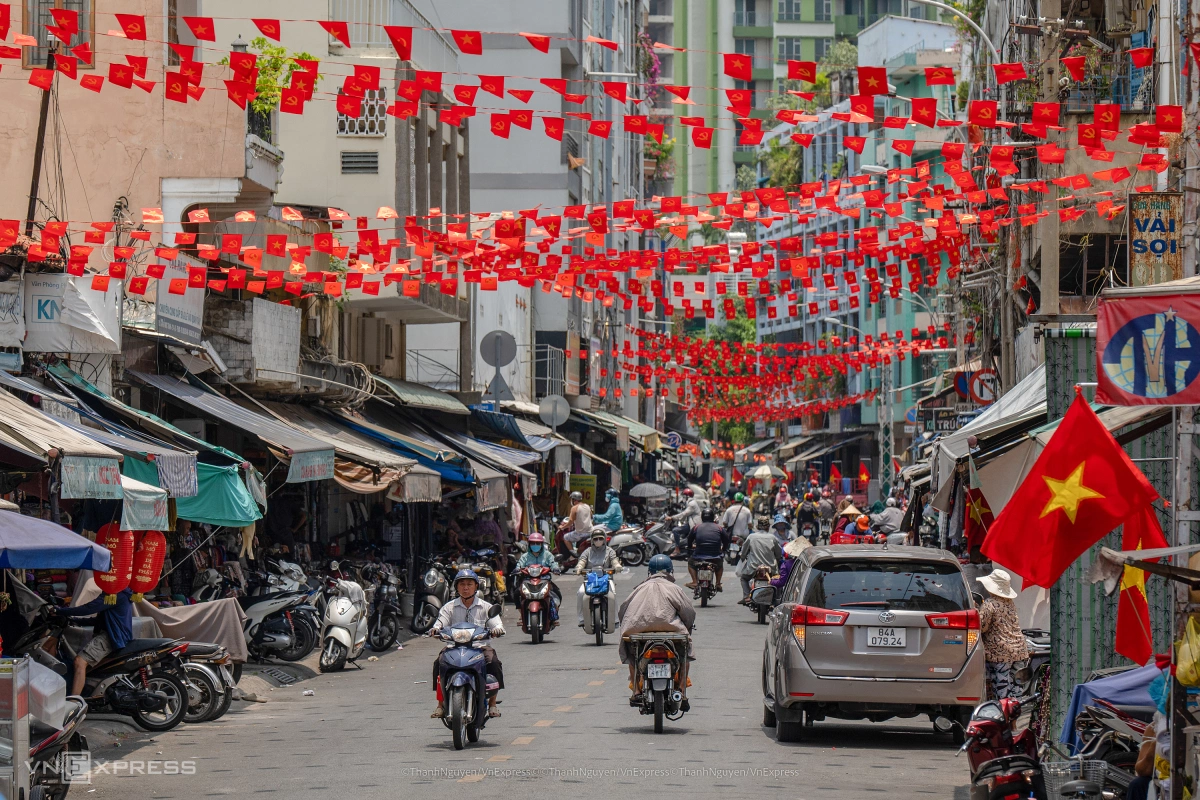 Thành Phố Hồ Chí Minh Thay Áo Đón Đại Lễ 30/4 – 1/5