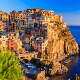LÀNG CHÀI CINQUE TERRE RỰC RỠ SẮC MÀU BÊN BỜ BIỂN NƯỚC Ý