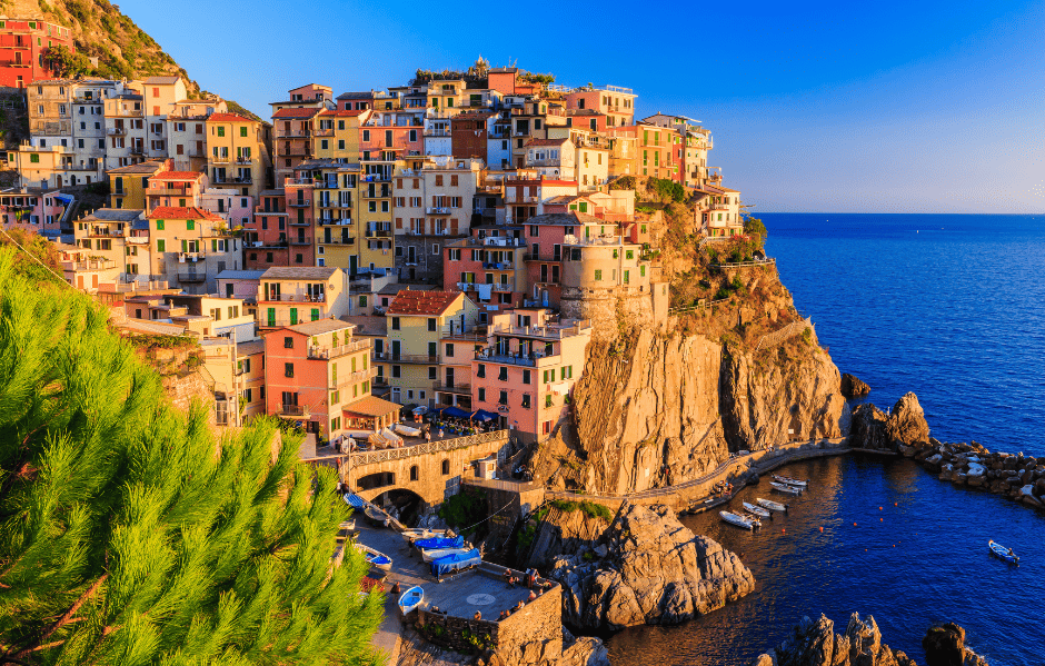 LÀNG CHÀI CINQUE TERRE RỰC RỠ SẮC MÀU BÊN BỜ BIỂN NƯỚC Ý
